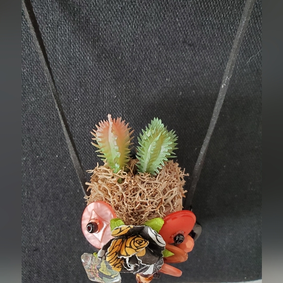 😀 HAND CRAFTED faux succulent necklace with beads buttons wood base - Picture 6 of 8